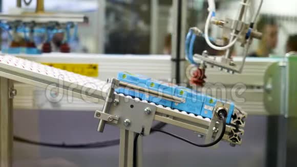 在工厂内自动机器将输送带上的果汁盒关闭媒体小机器人视频的预览图