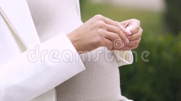 女士服用维生素维持妊娠的药物早期分娩风险视频的预览图