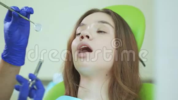 在牙科手术中张口的年轻女子麻醉注射视频的预览图