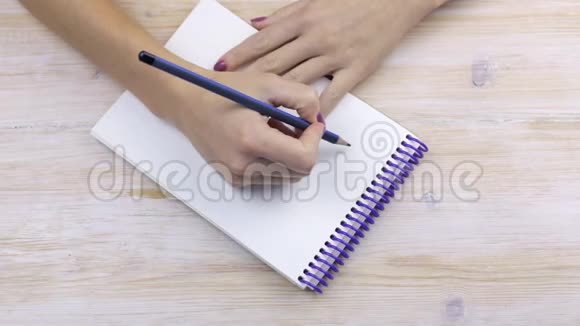 双手拿着铅笔准备写字视频的预览图