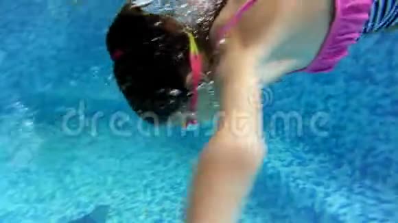 游泳泳镜和条纹泳衣泳池潜水4k水下视频视频的预览图