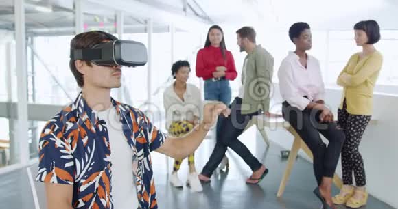 现代办公室使用VR耳机的男性创意视频的预览图