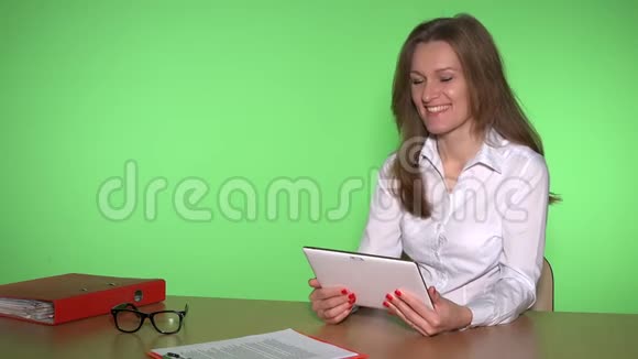 有平板电脑的女孩在商务会议的概念白人女人视频的预览图