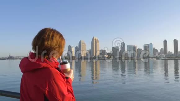 在圣地亚哥市早上喝咖啡的女人视频的预览图