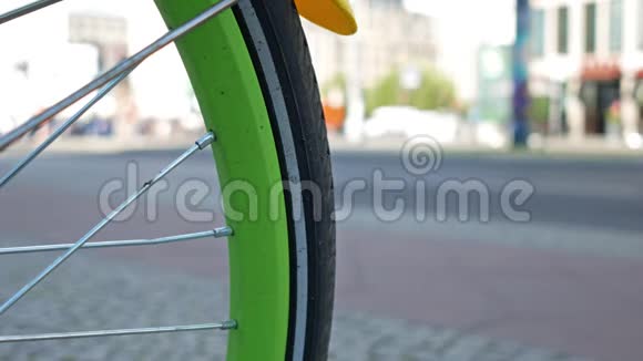自行车轮与交通和骑自行车的背景选定焦点视频的预览图