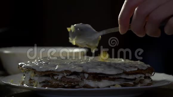 女孩准备了一个肝脏蛋糕特写一盘肝脏在蛋糕层上涂上蛋黄酱脂肪食物邋遢视频的预览图