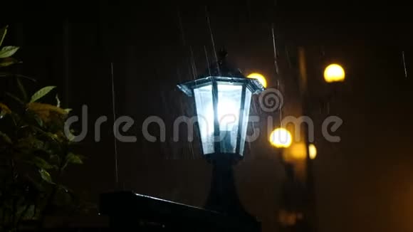 雨点打在路灯上灯光照亮了水的特写视频的预览图
