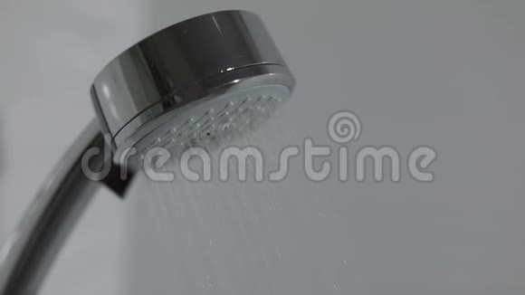 浴室的淋浴头上有水滴淋浴头的水滴视频的预览图
