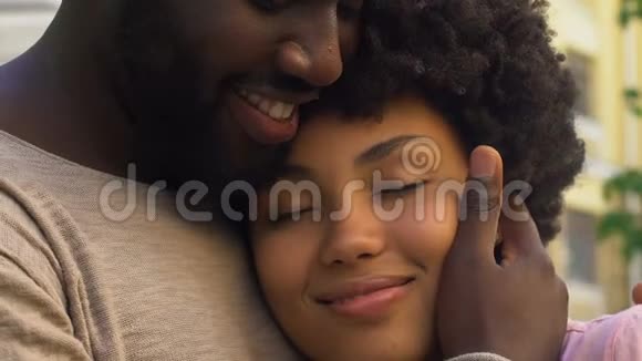 男人温柔地拥抱爱的女孩信任和安全的关系特写视频的预览图