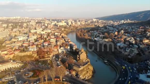 4k无人驾驶飞机视野格鲁吉亚第比利斯古城电影片段视频的预览图
