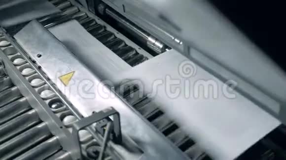 工业机器印刷纸张的俯视图视频的预览图