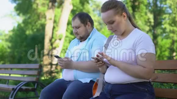 欧比塞夫妇在社交网络上发布照片心烦意乱的女孩等待点赞视频的预览图