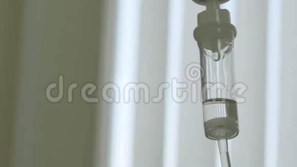 近射滴管患者背景盲窗在病房滴管运行概念医院滴管治疗视频的预览图