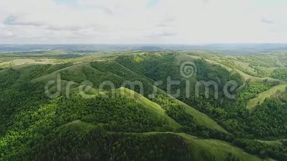 从一个很高的高度到森林山脉的空中景色摄像机从右转向左视频的预览图