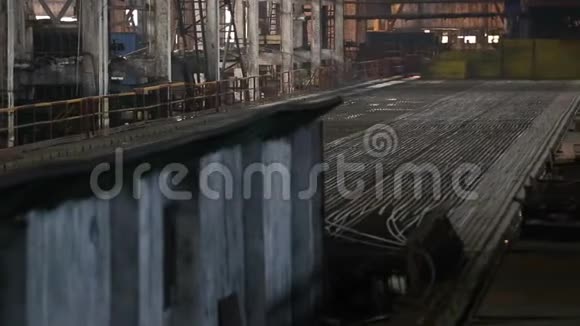 冶金厂车间的全景冷却金属的阶段视频的预览图