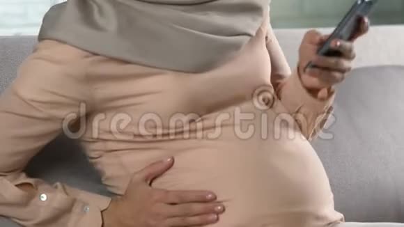 孕妇感到腹部不适打电话紧急情况疼痛视频的预览图