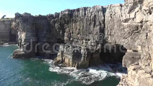 沿海岸的悬崖或悬崖视频的预览图