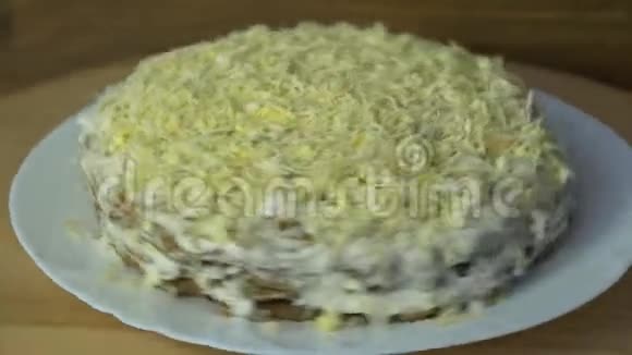 木制背景的肝饼特写肝菜慢动作蛋黄酱视频的预览图