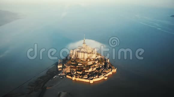 美丽的空中拍摄雄伟的日出圣米歇尔山古老的诺曼底城堡岛周围的高潮海视频的预览图