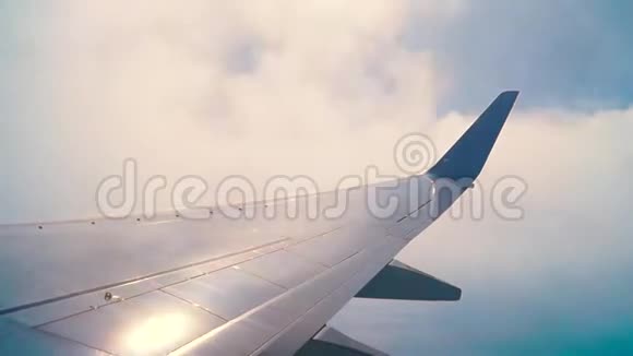 飞机机翼在飞行中视频的预览图