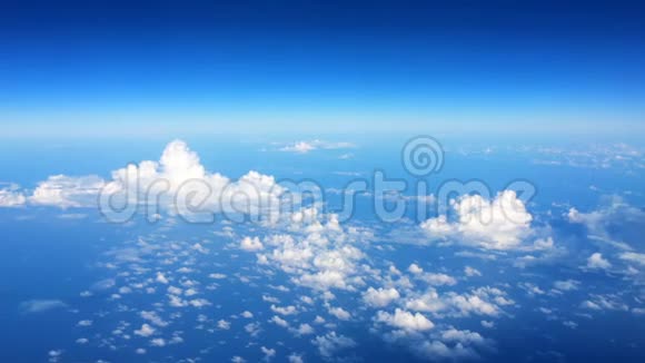 从飞机天空和海洋蓝色俯瞰空中景观视频的预览图