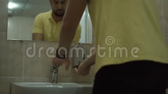 男性在浴室洗手视频的预览图