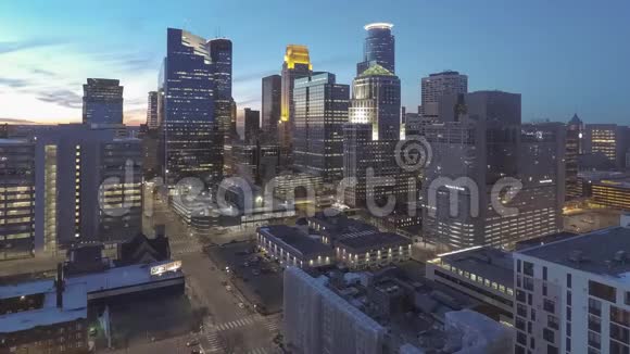 明尼阿波利斯市中心的一幅高广角照片在黄昏的4kUHD时间流逝中照亮了城市景观视频的预览图