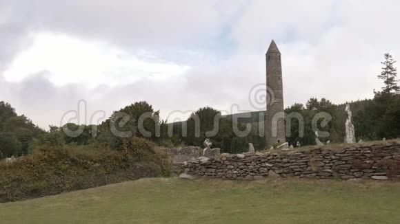 爱尔兰格伦达洛修道院遗址圆塔视频的预览图