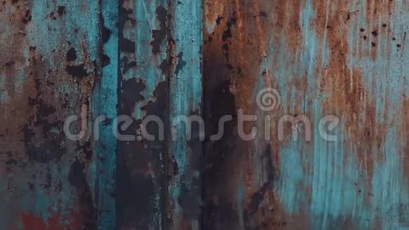 废弃的车库旧金属铁门带剥落油漆纹理视频的预览图