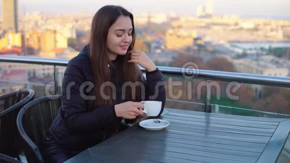 女士在室外咖啡馆喝咖啡在巴塞罗那有令人惊叹的景色视频的预览图