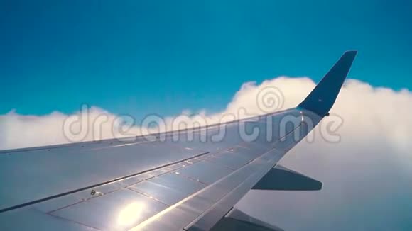 飞机机翼在飞行中视频的预览图