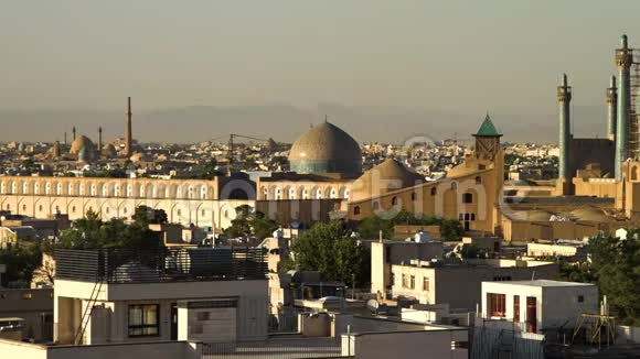 中东城市有圆顶清真寺和尖塔视频的预览图