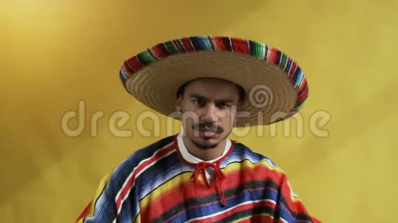 墨西哥青年留着黄胡子视频的预览图