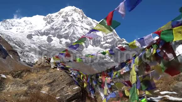 尼泊尔安纳普尔纳巴塞坎普的祈祷旗尼泊尔喜马拉雅山脉的安纳普尔纳峰安纳普尔纳大本营跋涉视频的预览图