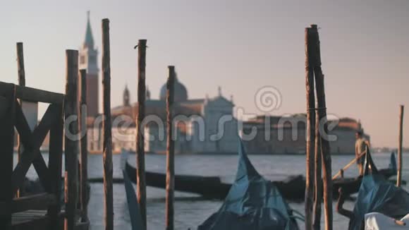 贡多拉斯停泊在木桩上威尼斯圣乔治玛吉奥教堂的景观视频的预览图