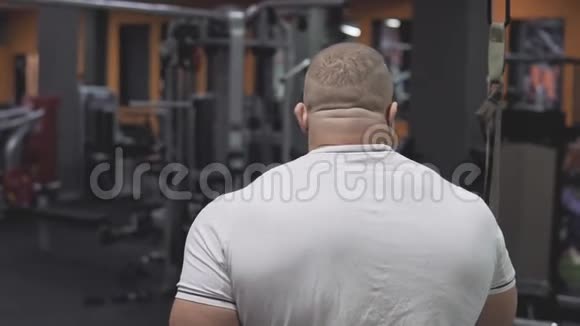 肌肉男慢动作进入健身房的后续镜头视频的预览图