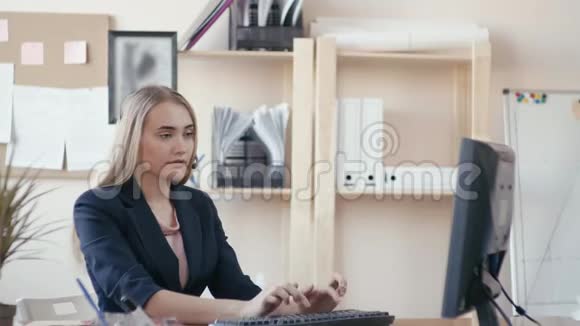 呼叫中心员工在办公室工作一个年轻女孩坐在办公室的电脑前打电话视频的预览图