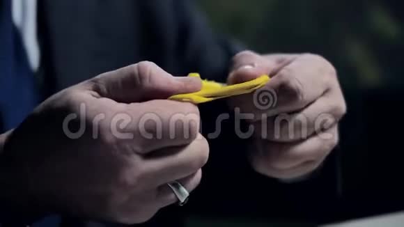 特写成熟的人用明亮的黄色塑线雕刻视频的预览图