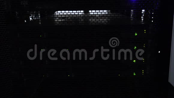 黑暗服务器机房闪烁绿灯视频的预览图
