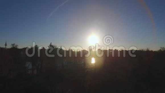 飞越西班牙马德里的布恩雷蒂罗公园阳光明媚的冬季景色视频的预览图