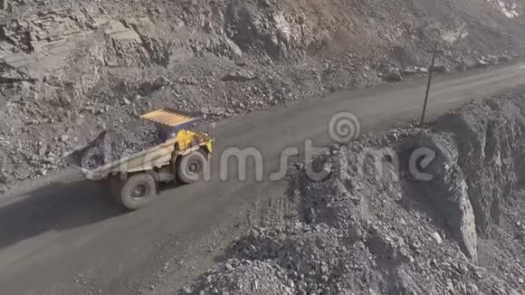 职业生涯飞往贝尔阿兹这台机器携带铁矿石视频的预览图