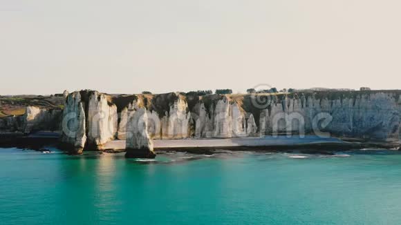 美丽的风景鸟瞰日落诺曼底蔚蓝的海洋海岸线和雄伟的白色阳光悬崖附近的埃特拉特法国视频的预览图