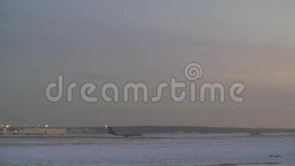 飞机起飞了冬季傍晚机场景观视频的预览图