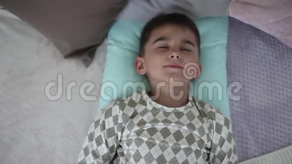 一个小男孩早上在床上醒来心情很好高清高清视频的预览图