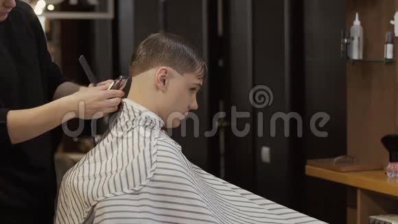理发店用电动剃须刀理发师理发视频的预览图