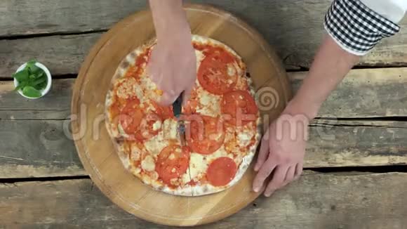 厨师用比萨饼切割机视频的预览图