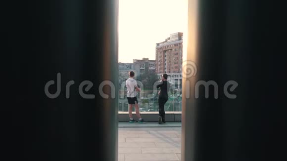 在城市慢跑后穿运动服的男人视频的预览图