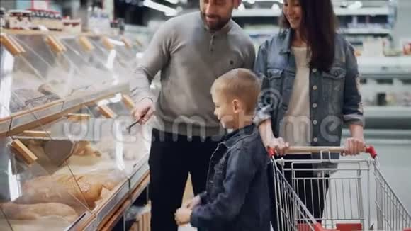 有帮助的儿子正在帮他的父母买面包父亲正在打开容器男孩正在拿面包闻它的味道视频的预览图