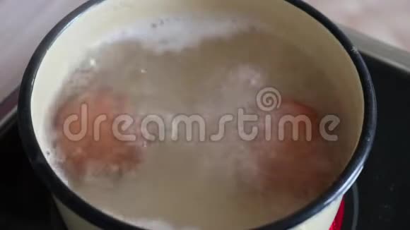 两个鸡蛋在沸水中煮沸水视频的预览图