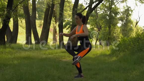 慢动作森林里的女孩从事健身运动单脚练习视频的预览图